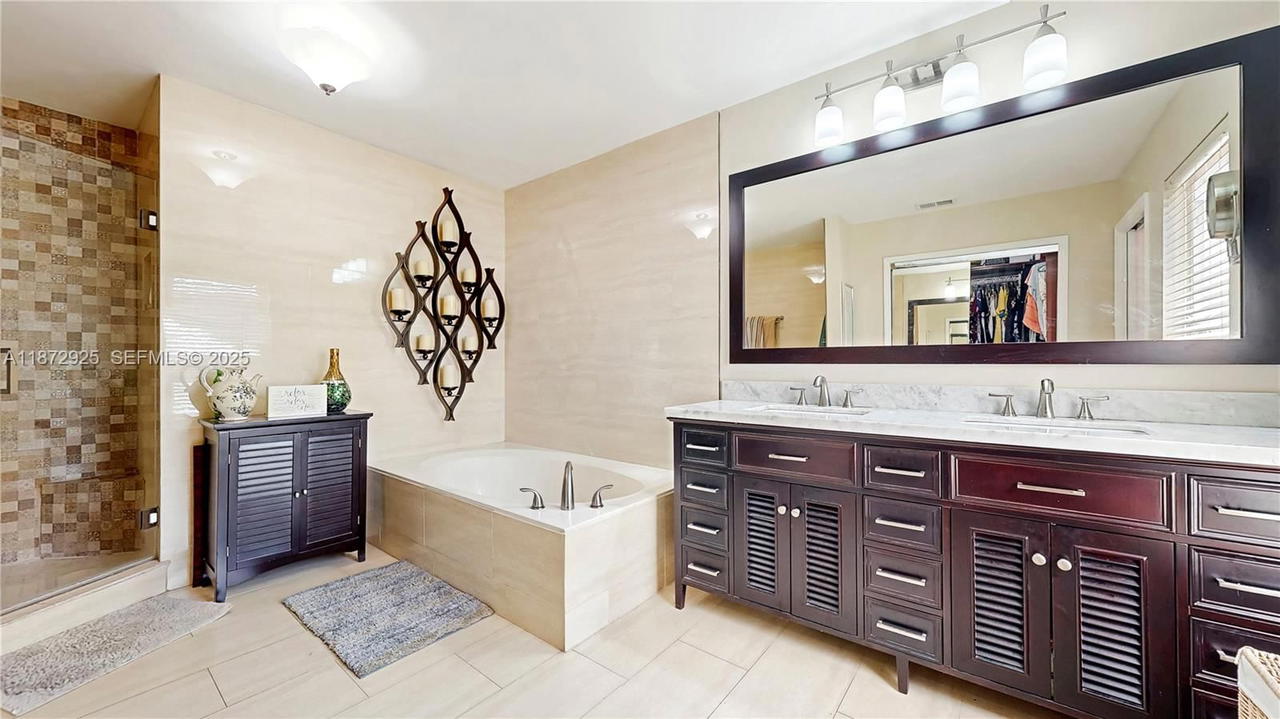 Real estate property located at 982 133rd Ct, Miami-dade, Venezia Homes Estates Ist, Miami, FL