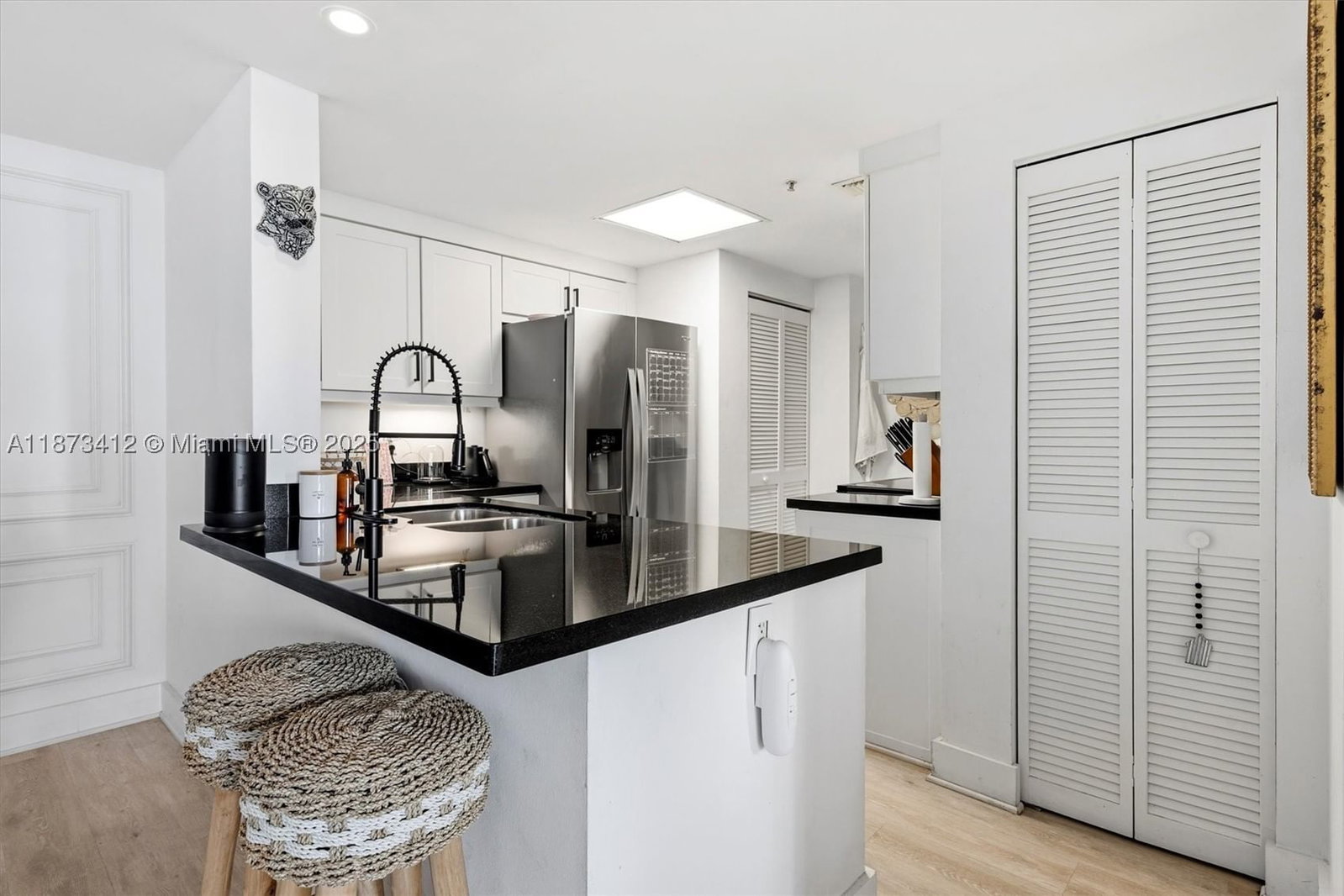 Real estate property located at 701 Brickell Key Blvd #1106, Miami-dade, Courvoisier Courts Condo, Miami, FL