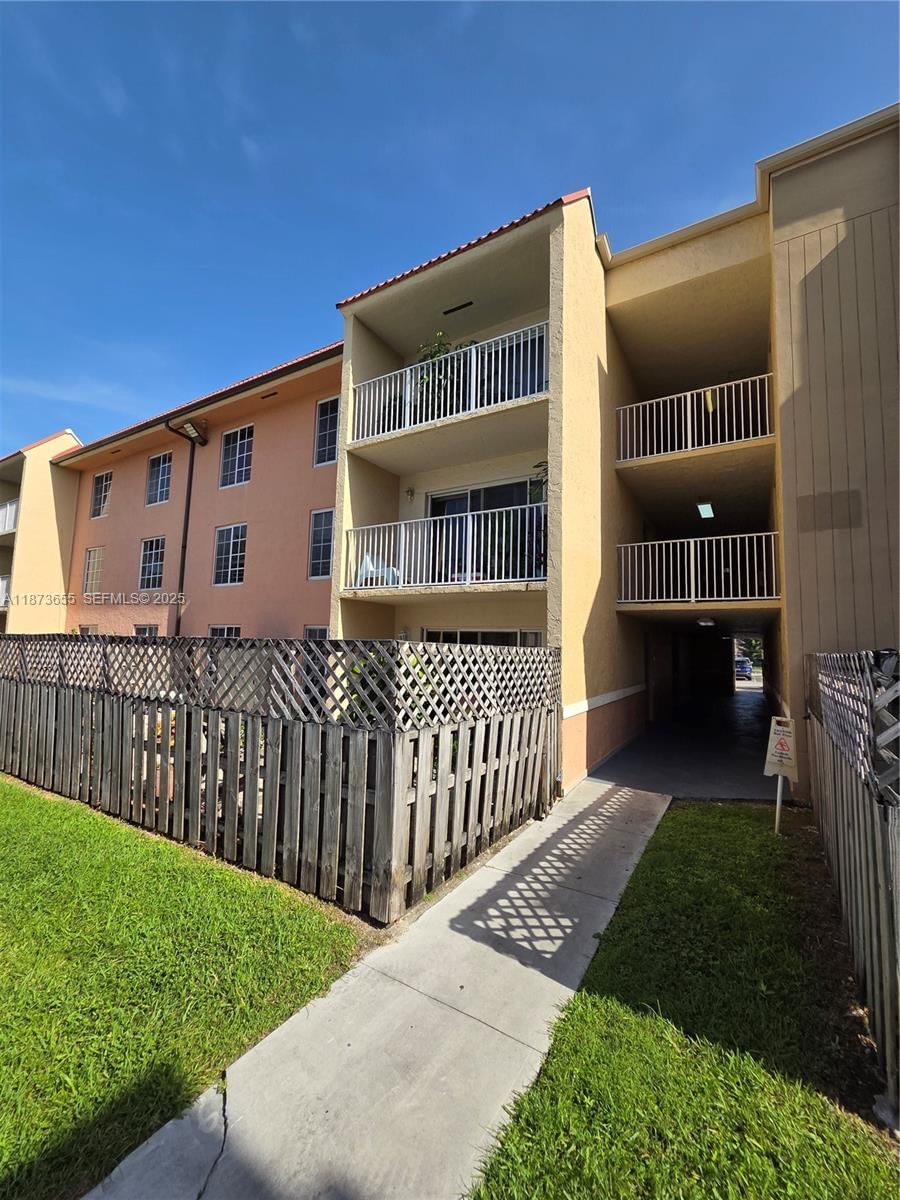 Real estate property located at 5231 Geneva Way #205, Miami-dade, Doral Gardens Ii Condo, Doral, FL