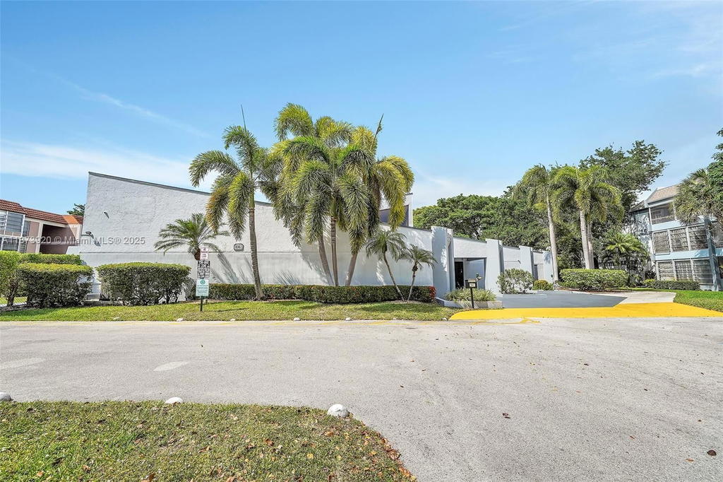 Real estate property located at 8401 Lagos De Campo Blvd #204V, Broward, Sands Point Condominium V, Tamarac, FL