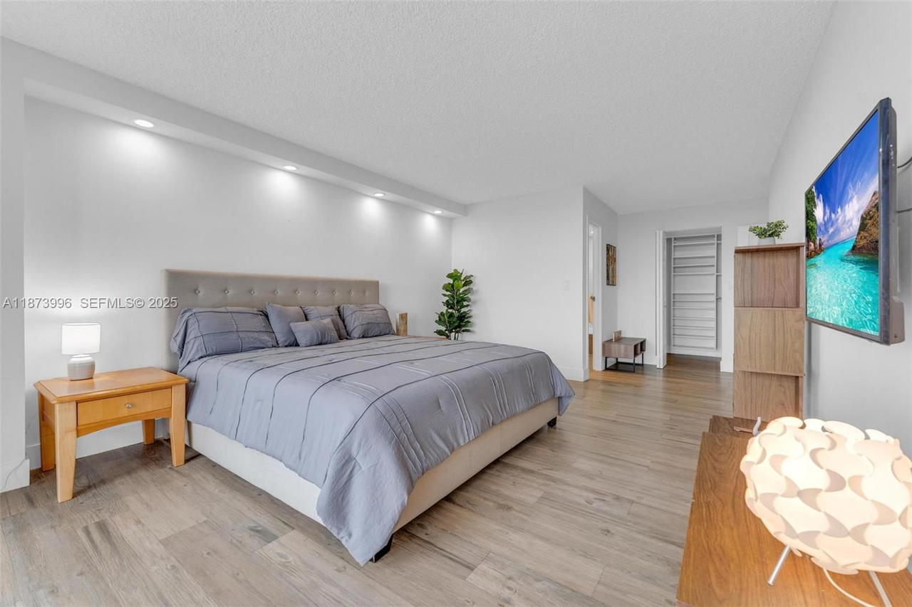 Real estate property located at 1000 Parkview Dr #723, Broward, Oceanview Park Condo, Hallandale Beach, FL