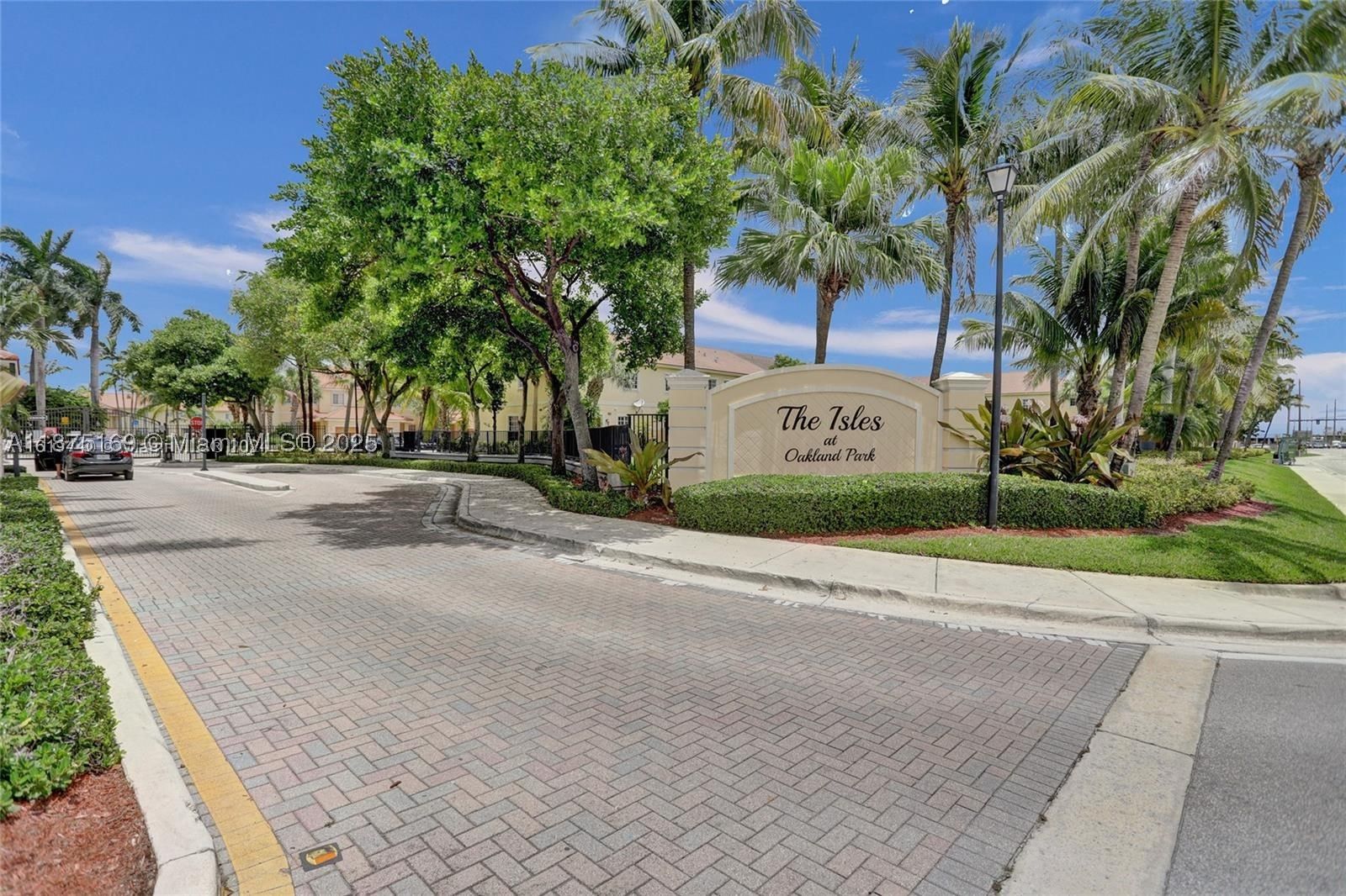 Real estate property located at 3237 32nd Ter, Broward, Isles Of Oakland, Oakland Park, FL