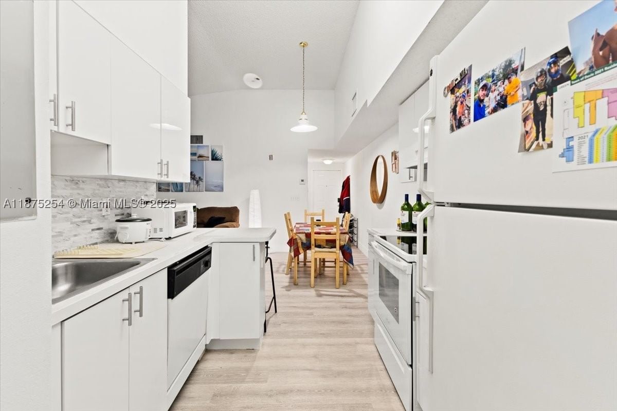 Real estate property located at 3261 Sabal Palm Mnr #206, Broward, Serenity Palms Condo, Davie, FL
