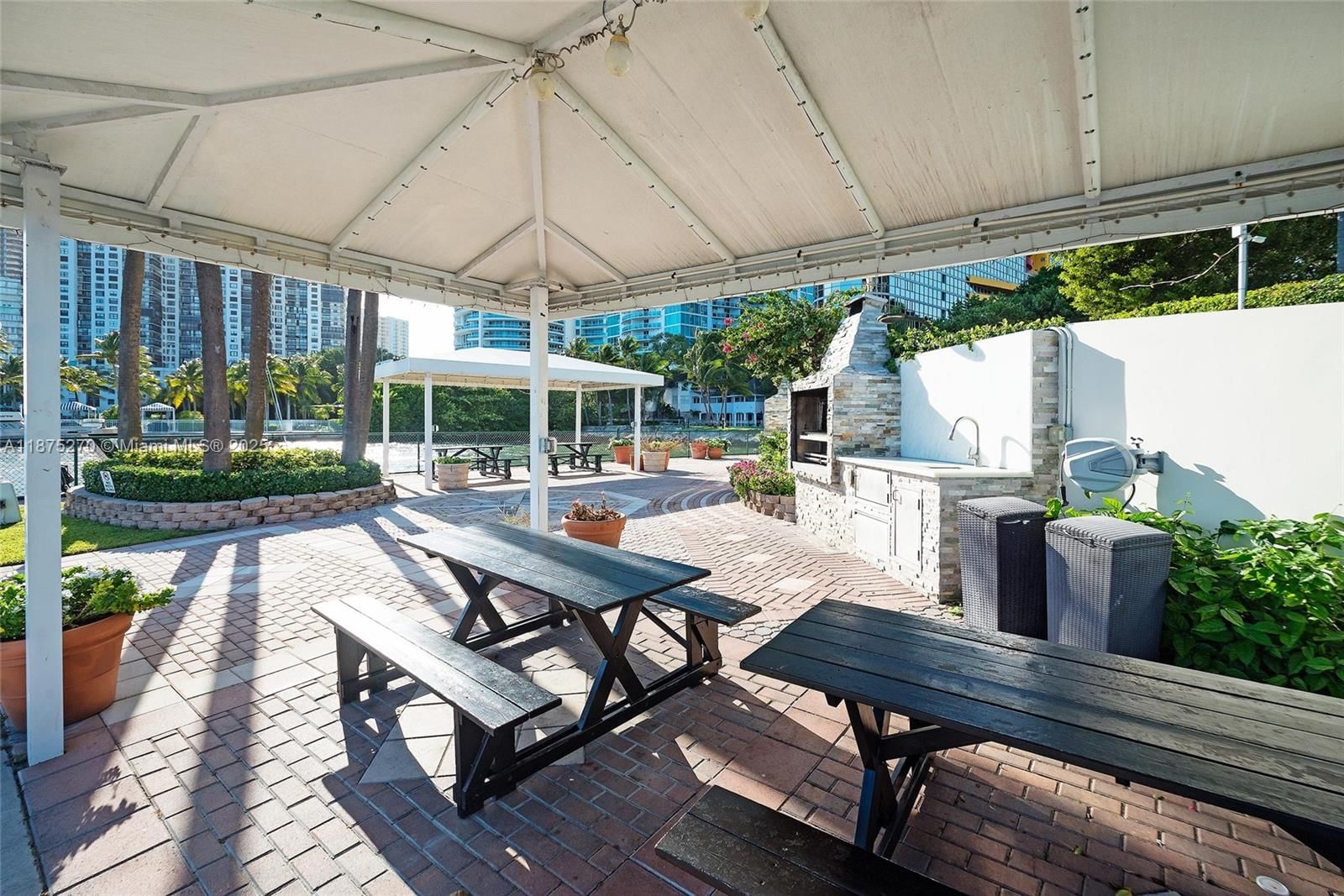 Real estate property located at 1901 Brickell Ave B2205, Miami-dade, Brickell Place Condo, Miami, FL