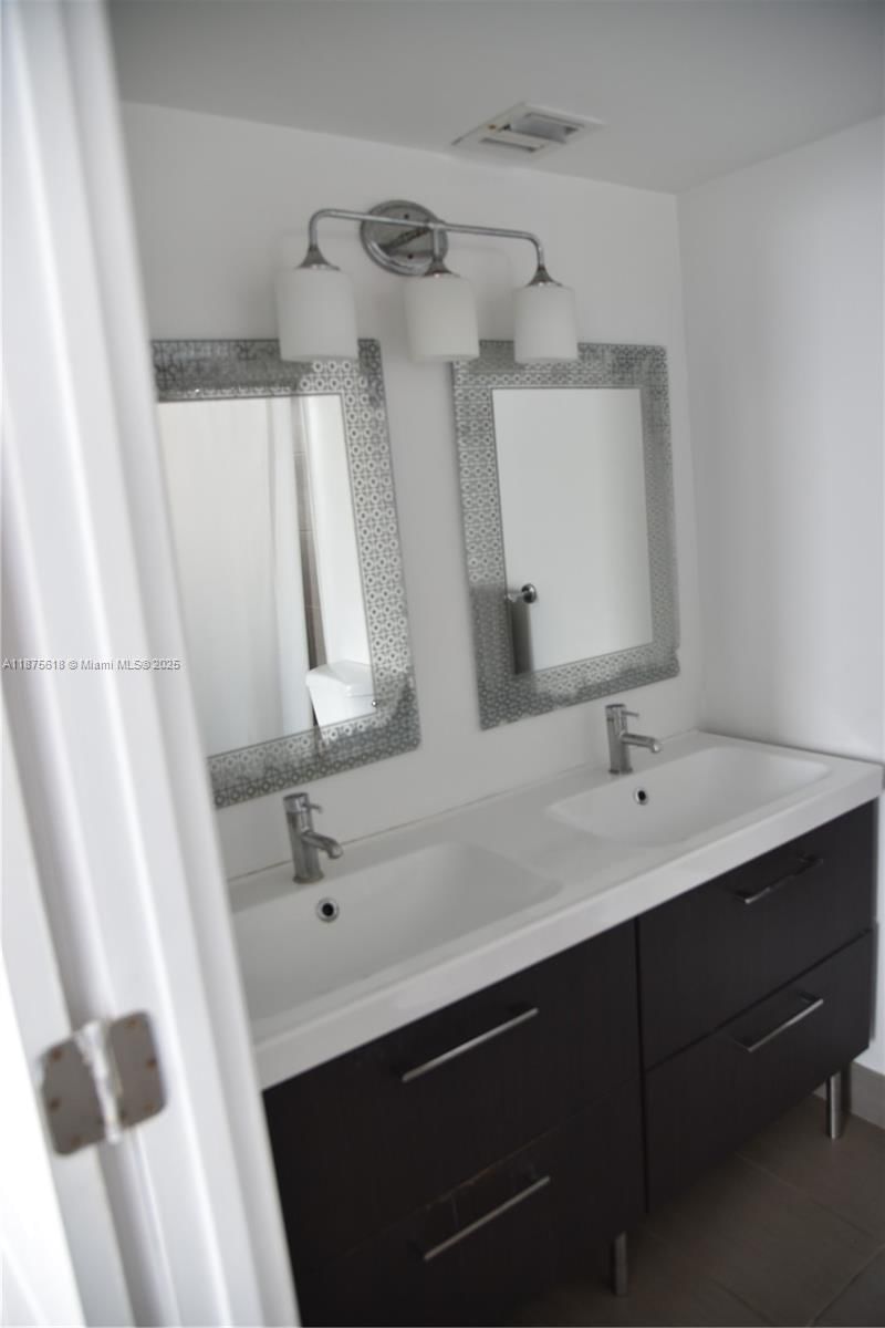 Real estate property located at 6855 Abbott Ave #703, Miami-dade, Villa Royal Condo, Miami Beach, FL