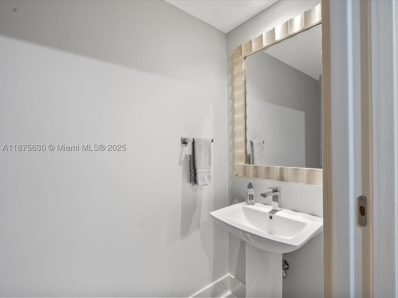 Real estate property located at 801 Miami Ave #4402, Miami-dade, 801 Sma Residences Condo, Miami, FL