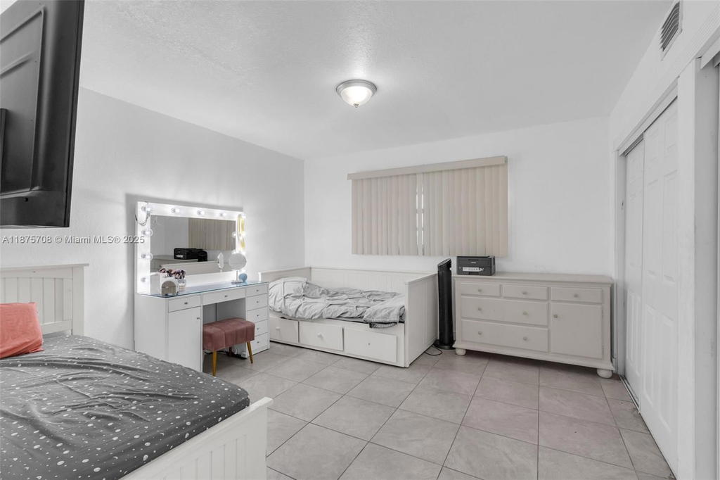 Real estate property located at 1630 46th St #406E, Miami-dade, Silver Spring Tower Condo, Hialeah, FL