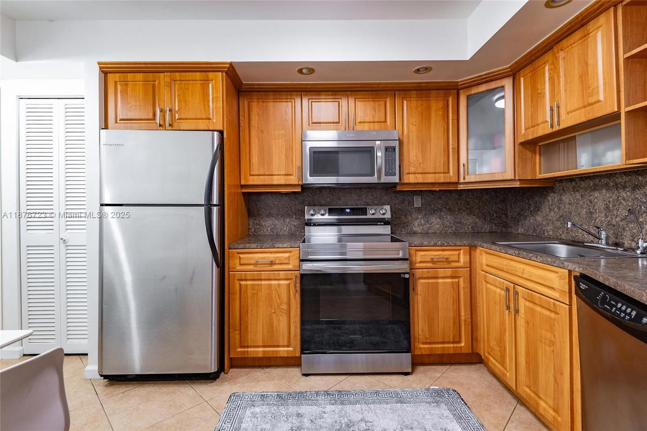 Real estate property located at 1750 191st St #708-2, Miami-dade, Jade Winds Group-daisy Ga, Miami, FL