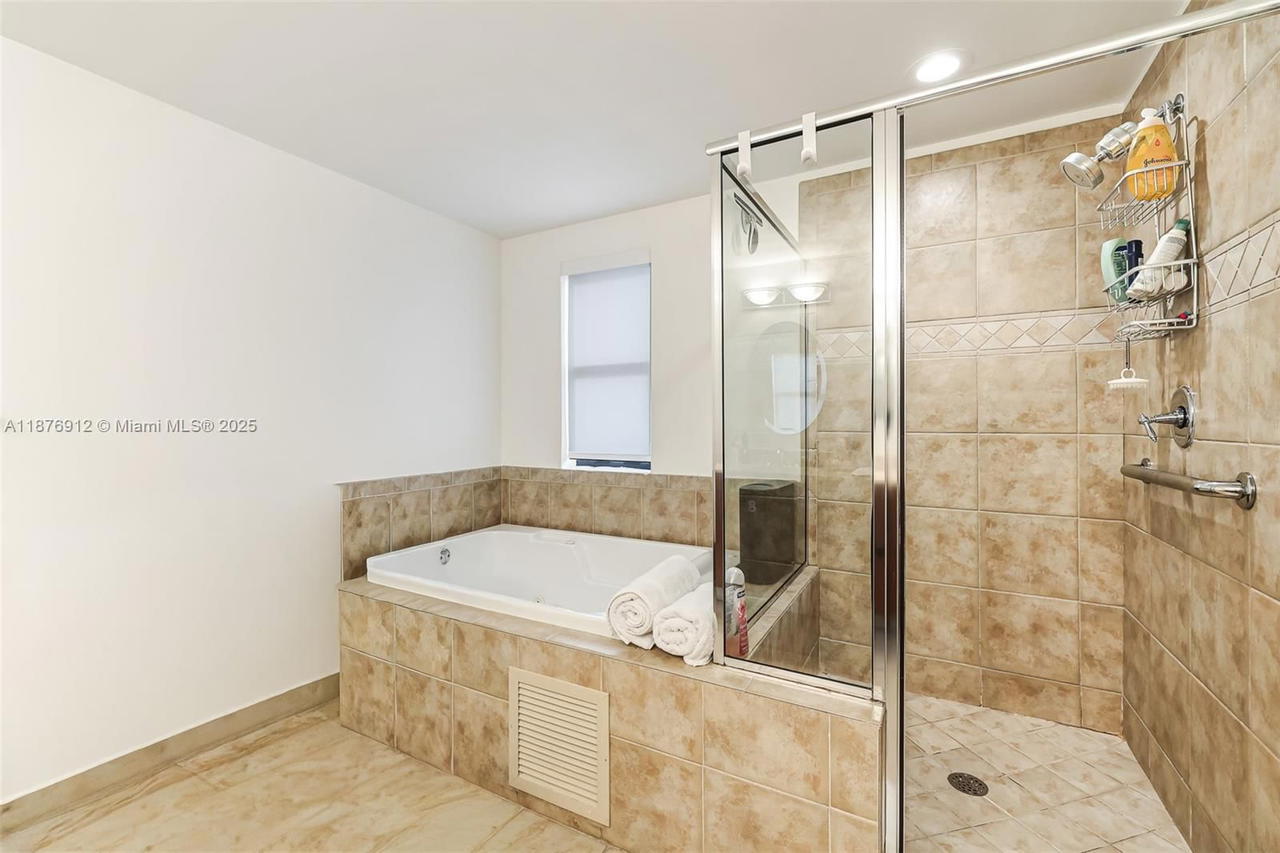 Real estate property located at 888 Douglas Rd #1117, Miami-dade, Puerta De Palmas Condo, Coral Gables, FL