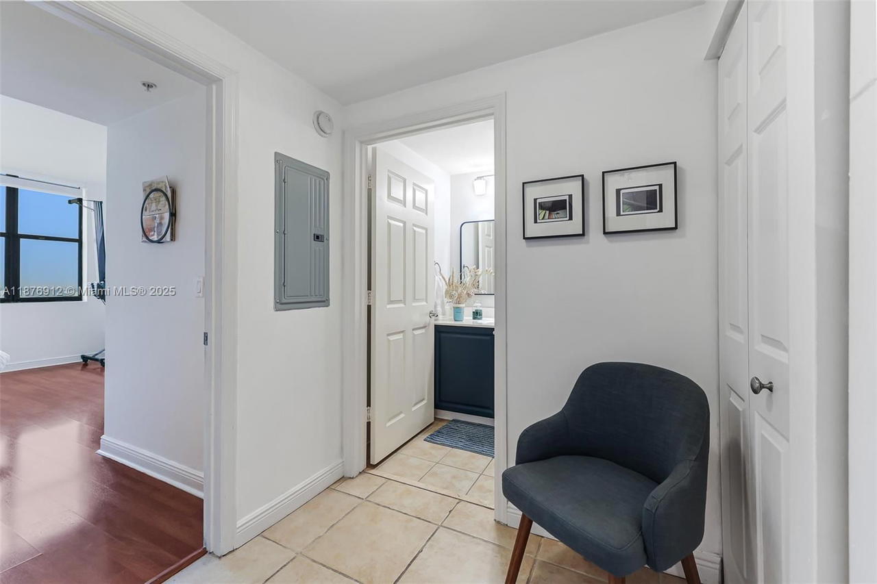 Real estate property located at 888 Douglas Rd #1117, Miami-dade, Puerta De Palmas Condo, Coral Gables, FL