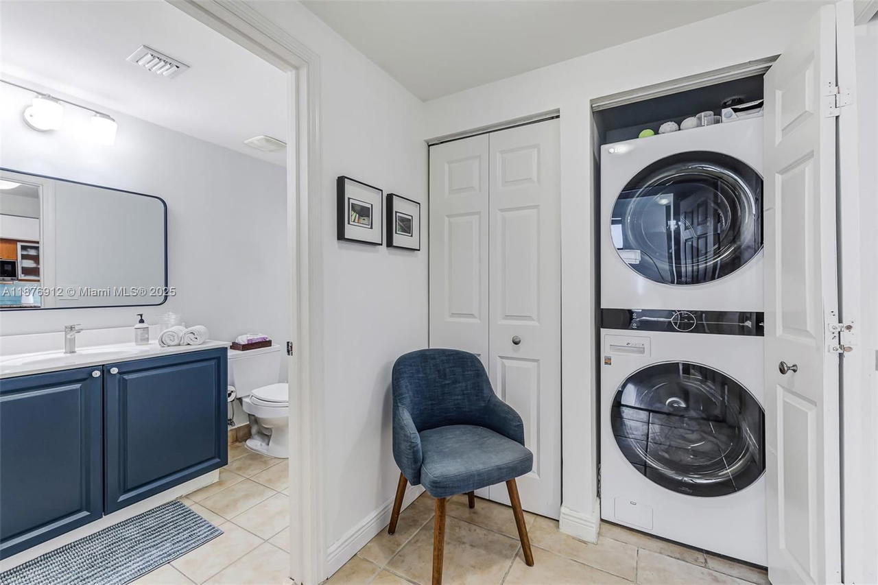 Real estate property located at 888 Douglas Rd #1117, Miami-dade, Puerta De Palmas Condo, Coral Gables, FL