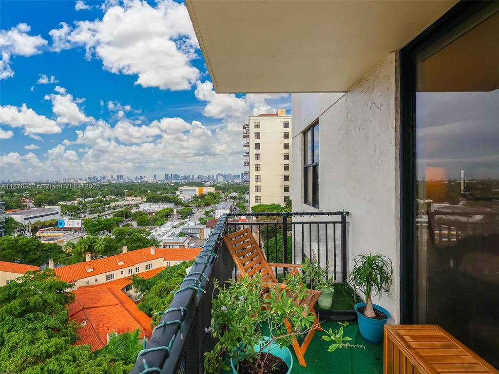 Real estate property located at 888 Douglas Rd #1117, Miami-dade, Puerta De Palmas Condo, Coral Gables, FL