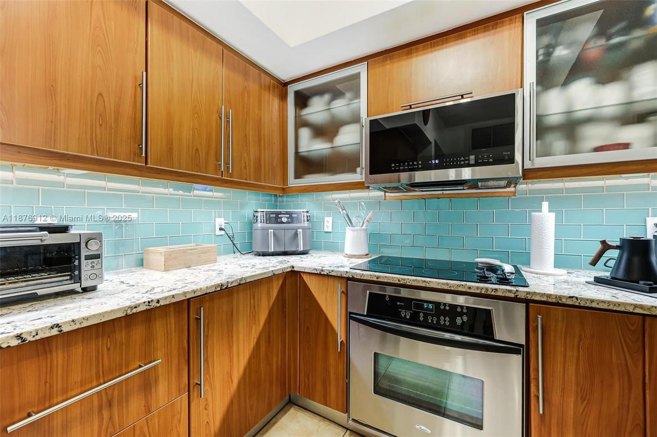 Real estate property located at 888 Douglas Rd #1117, Miami-dade, Puerta De Palmas Condo, Coral Gables, FL
