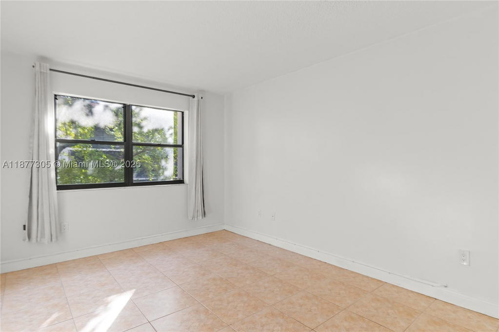 Real estate property located at 481 Ives Dairy Rd #303-4, Miami-dade, Summertree Vilg Calif Cl, Miami, FL