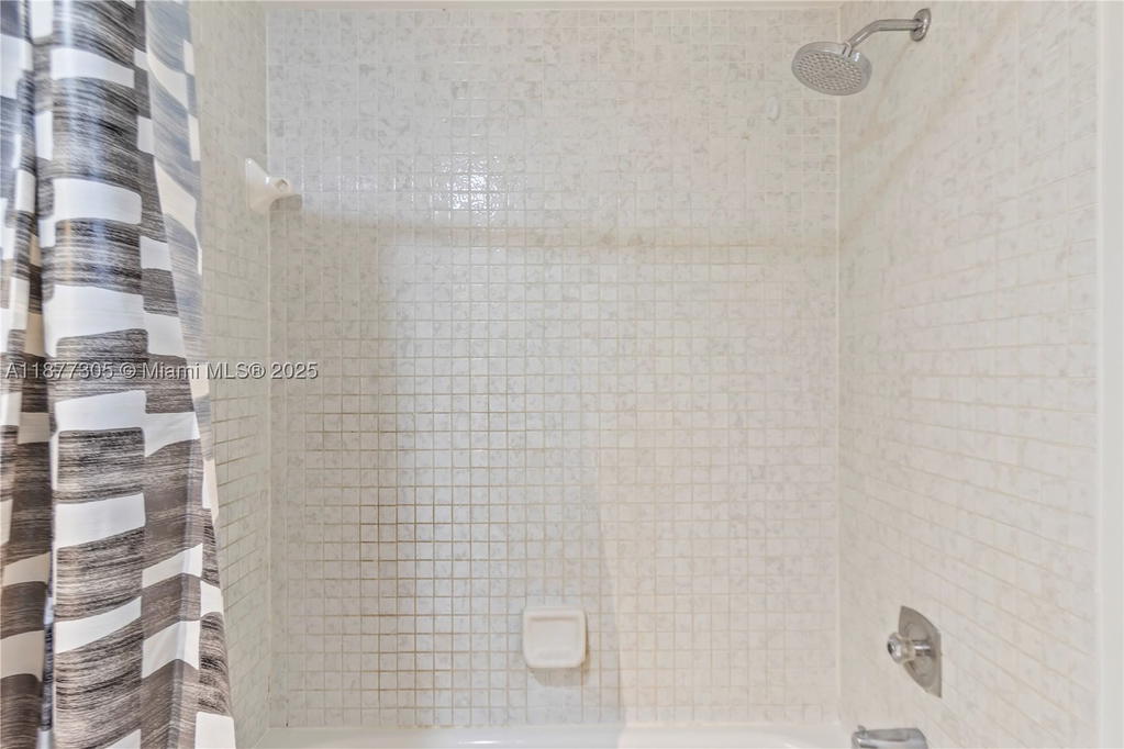 Real estate property located at 481 Ives Dairy Rd #303-4, Miami-dade, Summertree Vilg Calif Cl, Miami, FL