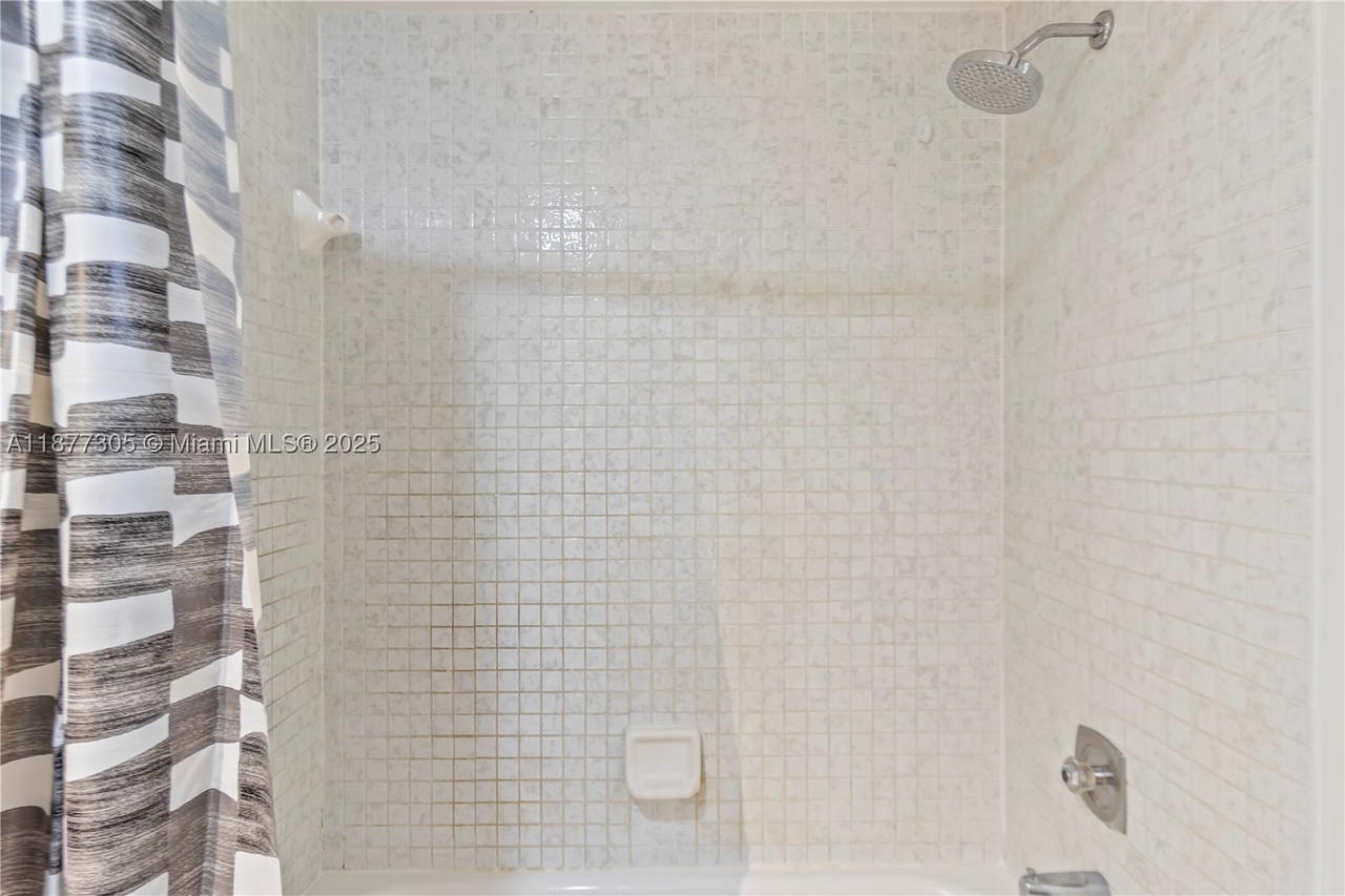 Real estate property located at 481 Ives Dairy Rd #303-4, Miami-dade, Summertree Vilg Calif Cl, Miami, FL