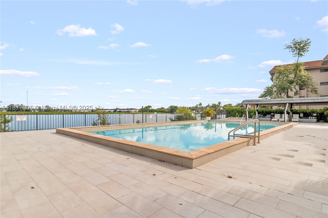 Real estate property located at 481 Ives Dairy Rd #303-4, Miami-dade, Summertree Vilg Calif Cl, Miami, FL
