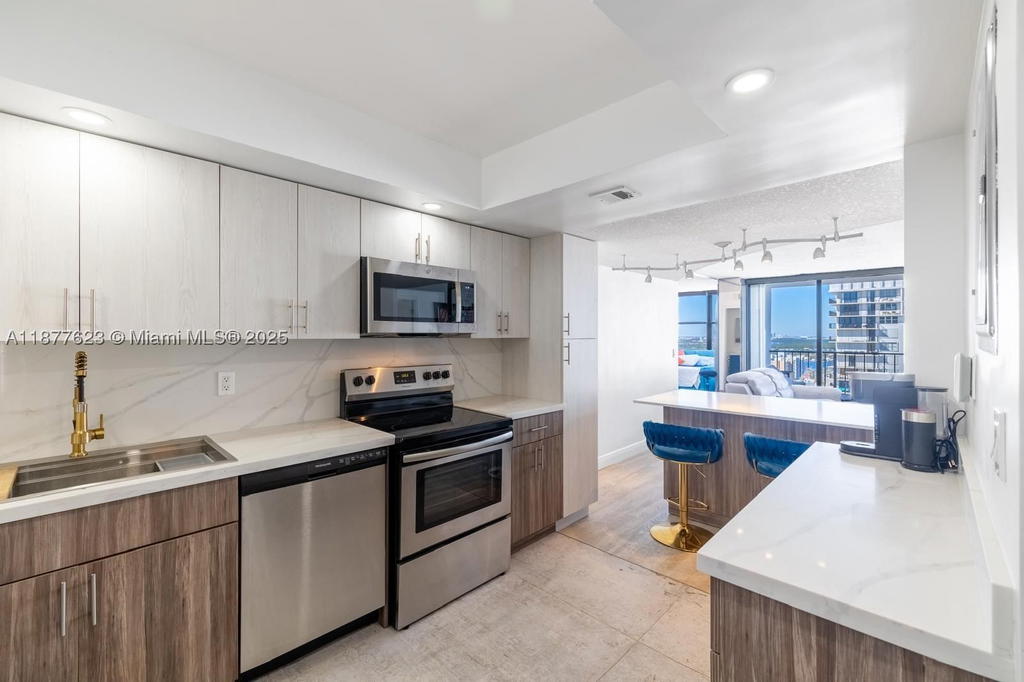 Real estate property located at 2401 Ocean Dr #2504, Broward, Britannia At Quadomain Co, Hollywood, FL