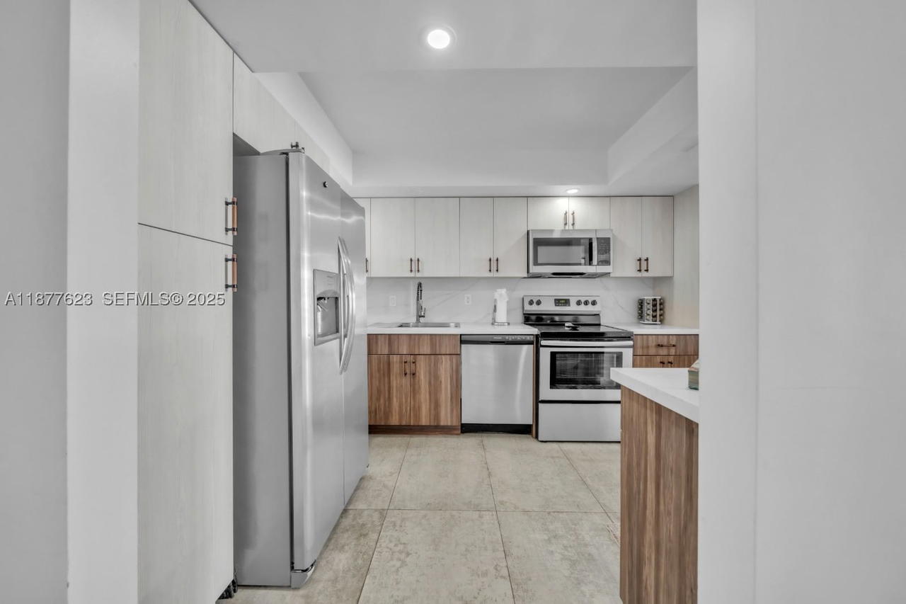 Real estate property located at 2401 Ocean Dr #2504, Broward, Britannia At Quadomain Co, Hollywood, FL