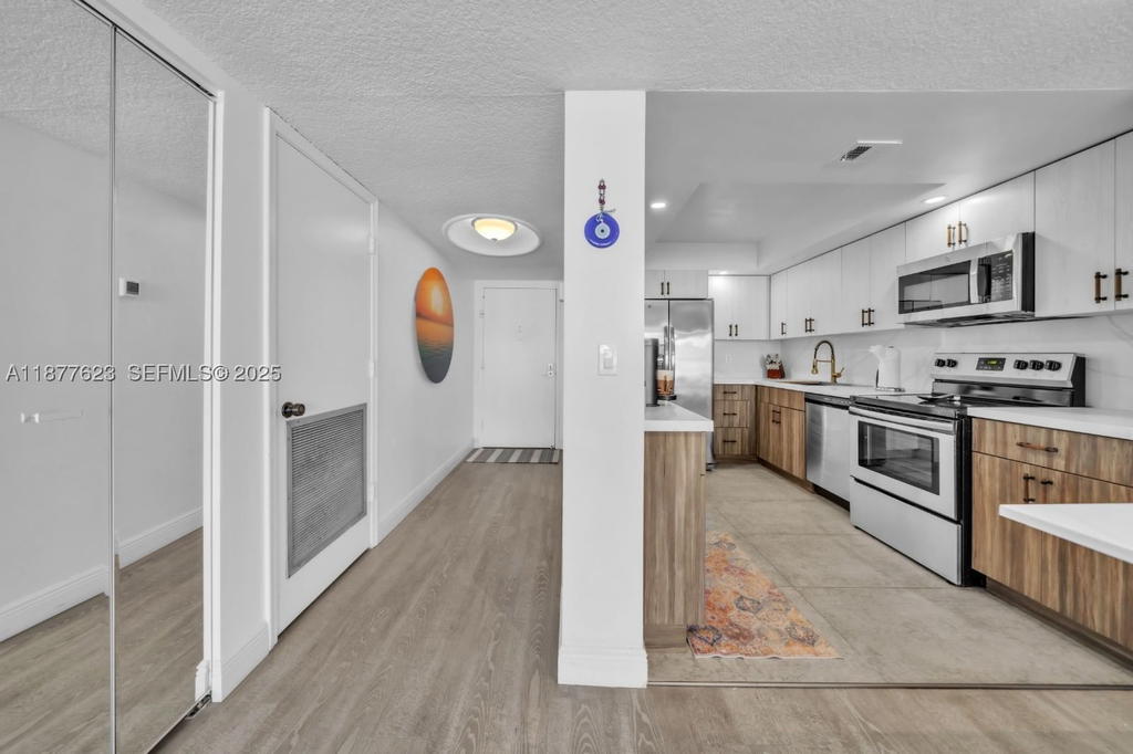 Real estate property located at 2401 Ocean Dr #2504, Broward, Britannia At Quadomain Co, Hollywood, FL