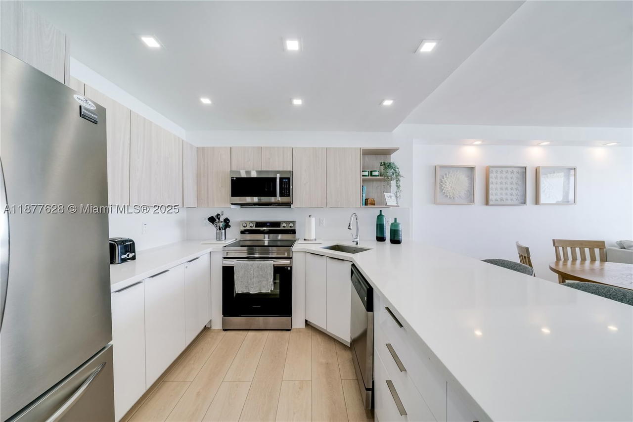 Real estate property located at 5601 Collins Ave #1011, Miami-dade, The Pavilion Condo, Miami Beach, FL
