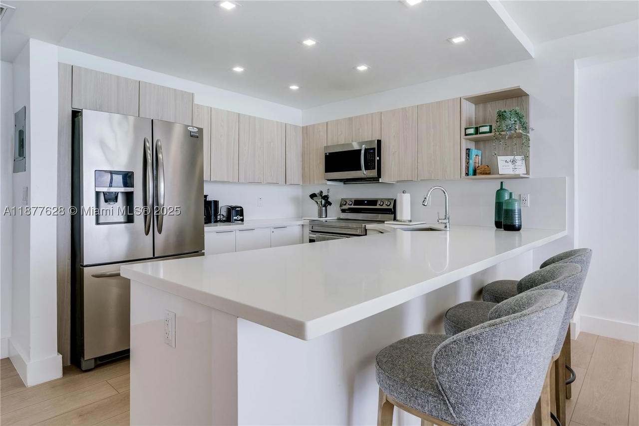 Real estate property located at 5601 Collins Ave #1011, Miami-dade, The Pavilion Condo, Miami Beach, FL