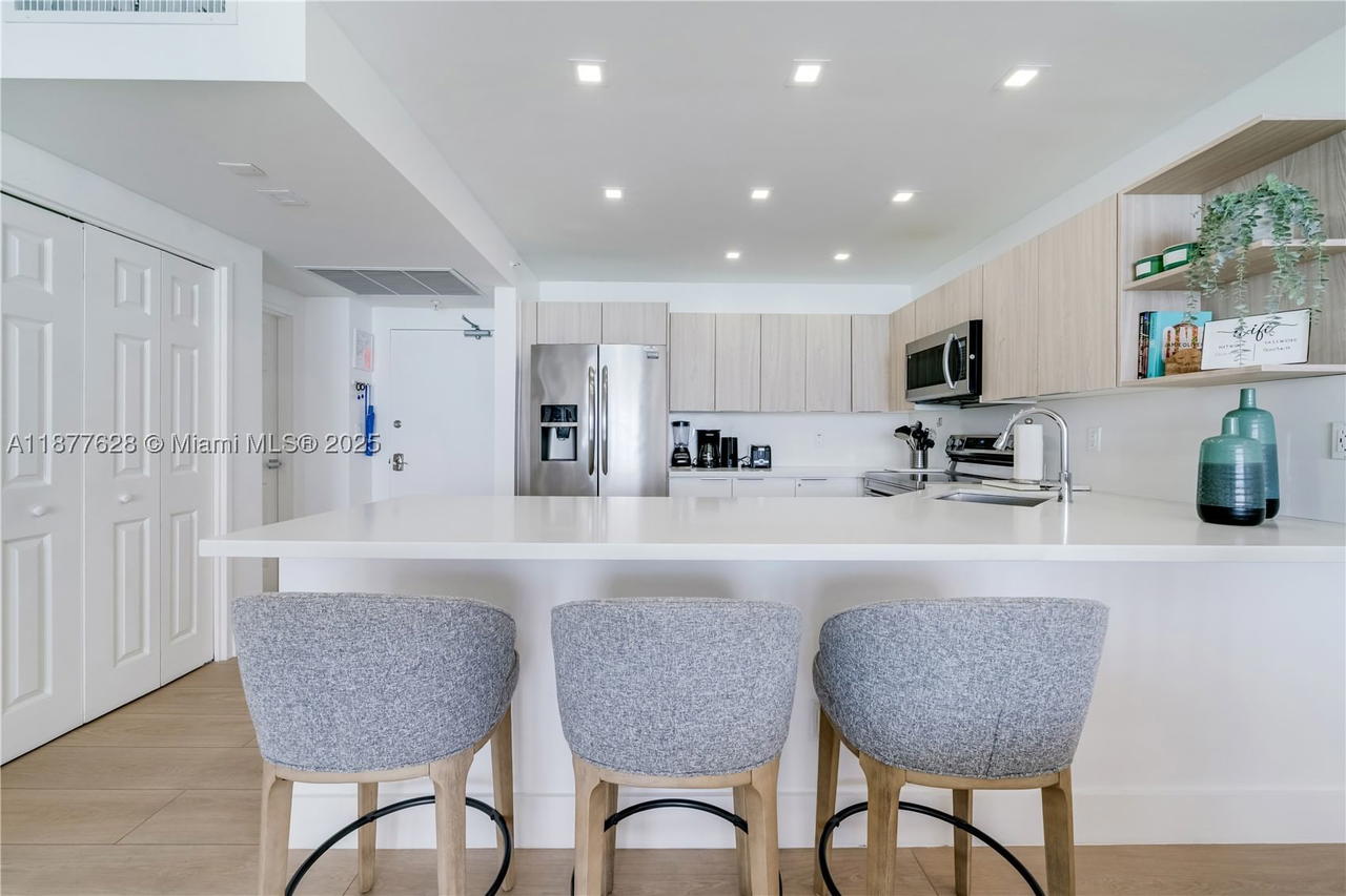 Real estate property located at 5601 Collins Ave #1011, Miami-dade, The Pavilion Condo, Miami Beach, FL