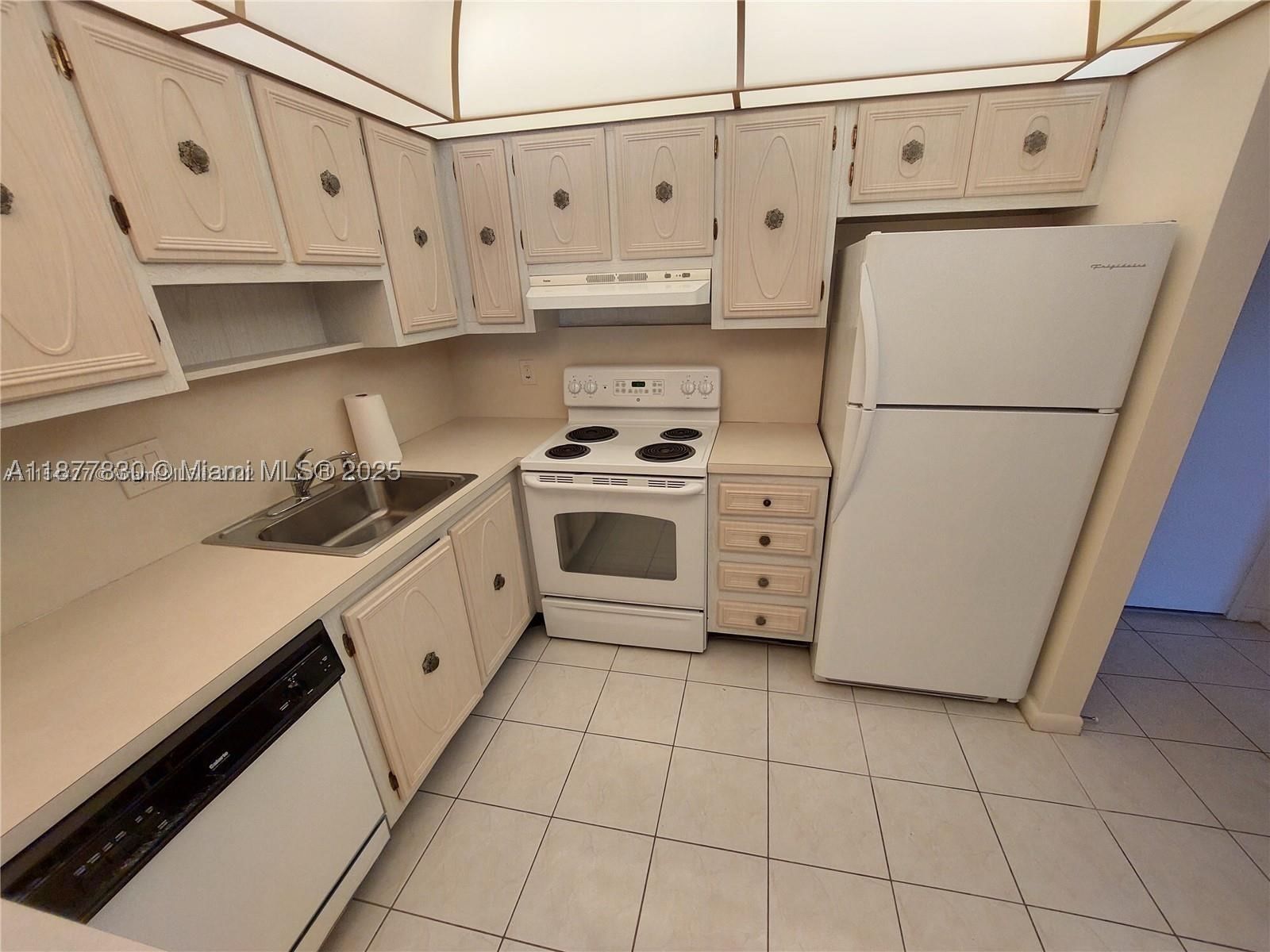 Real estate property located at 257 Cypress Rd #438, Broward, Barcelona Condo North Bld, Pompano Beach, FL