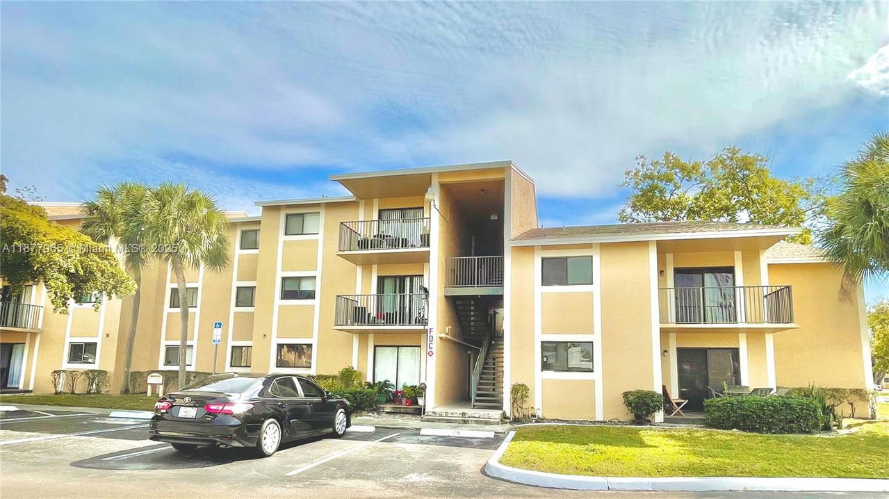 Real estate property located at 251 Palm Cir W #206, Broward, Palms Of Pembroke Condo, Pembroke Pines, FL