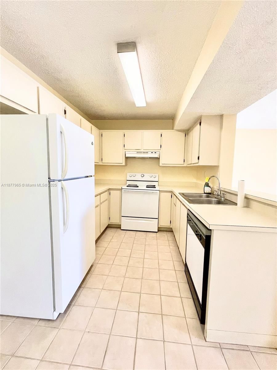 Real estate property located at 251 Palm Cir W #206, Broward, Palms Of Pembroke Condo, Pembroke Pines, FL