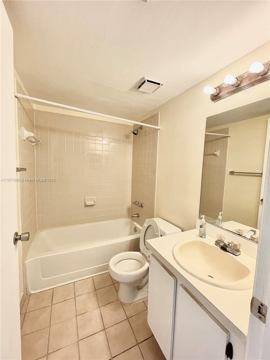 Real estate property located at 251 Palm Cir W #206, Broward, Palms Of Pembroke Condo, Pembroke Pines, FL