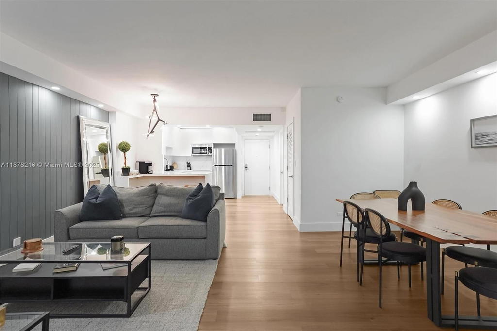 Real estate property located at 2301 Collins Ave #1135, Miami-dade, Roney Palace Condo, Miami Beach, FL