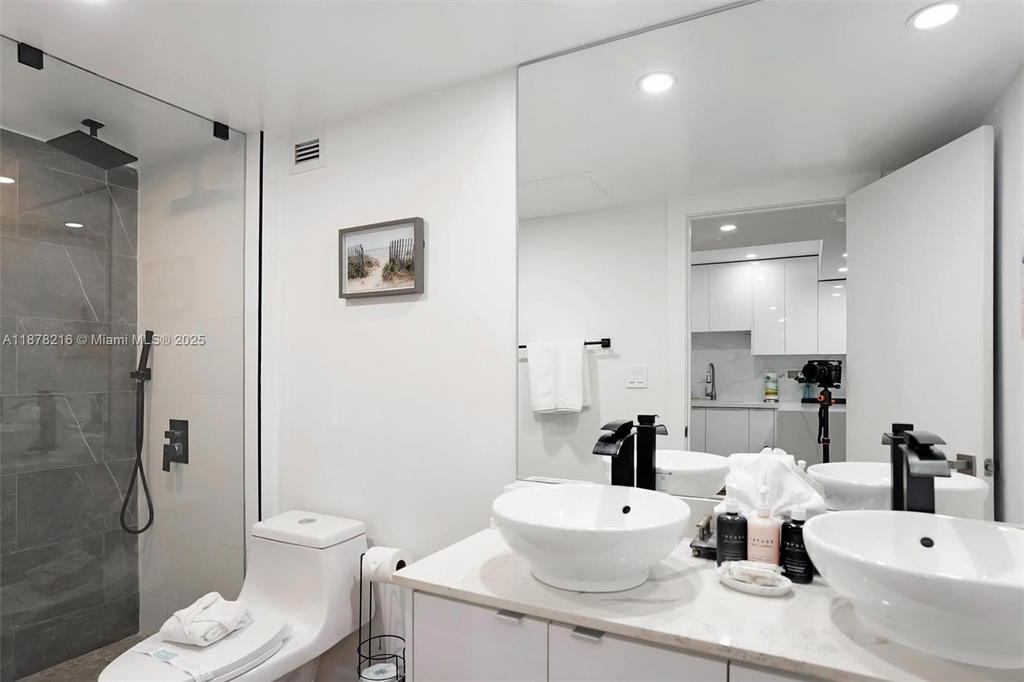 Real estate property located at 2301 Collins Ave #1135, Miami-dade, Roney Palace Condo, Miami Beach, FL