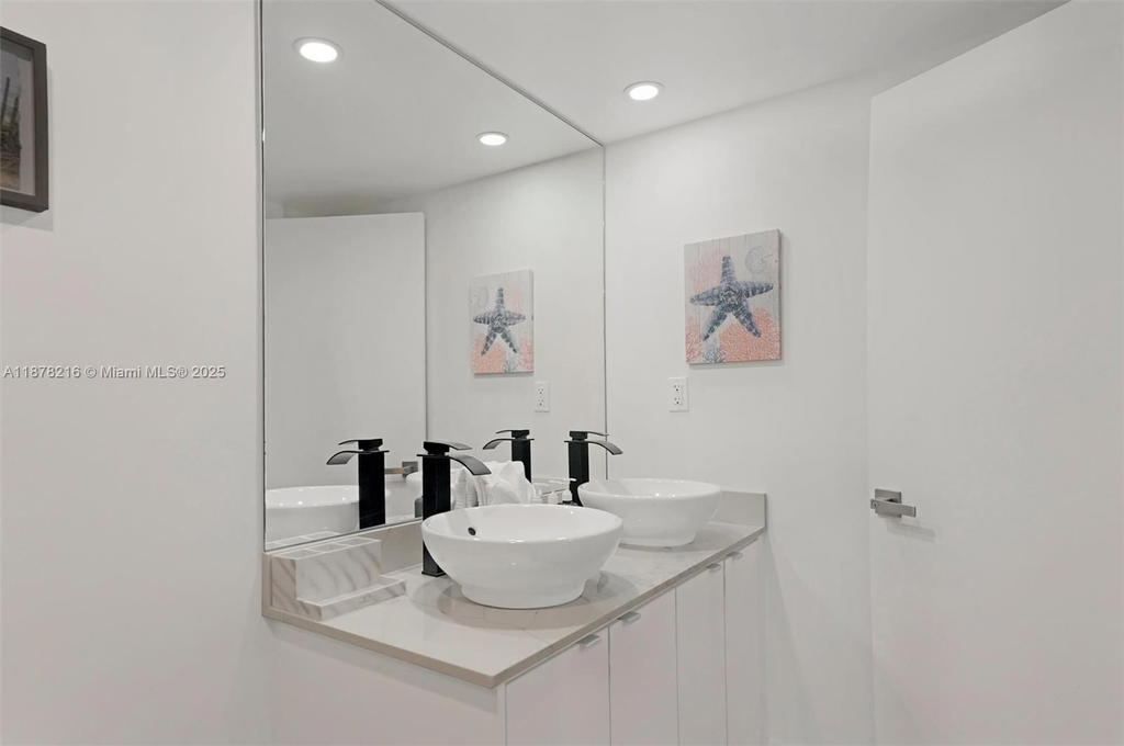 Real estate property located at 2301 Collins Ave #1135, Miami-dade, Roney Palace Condo, Miami Beach, FL