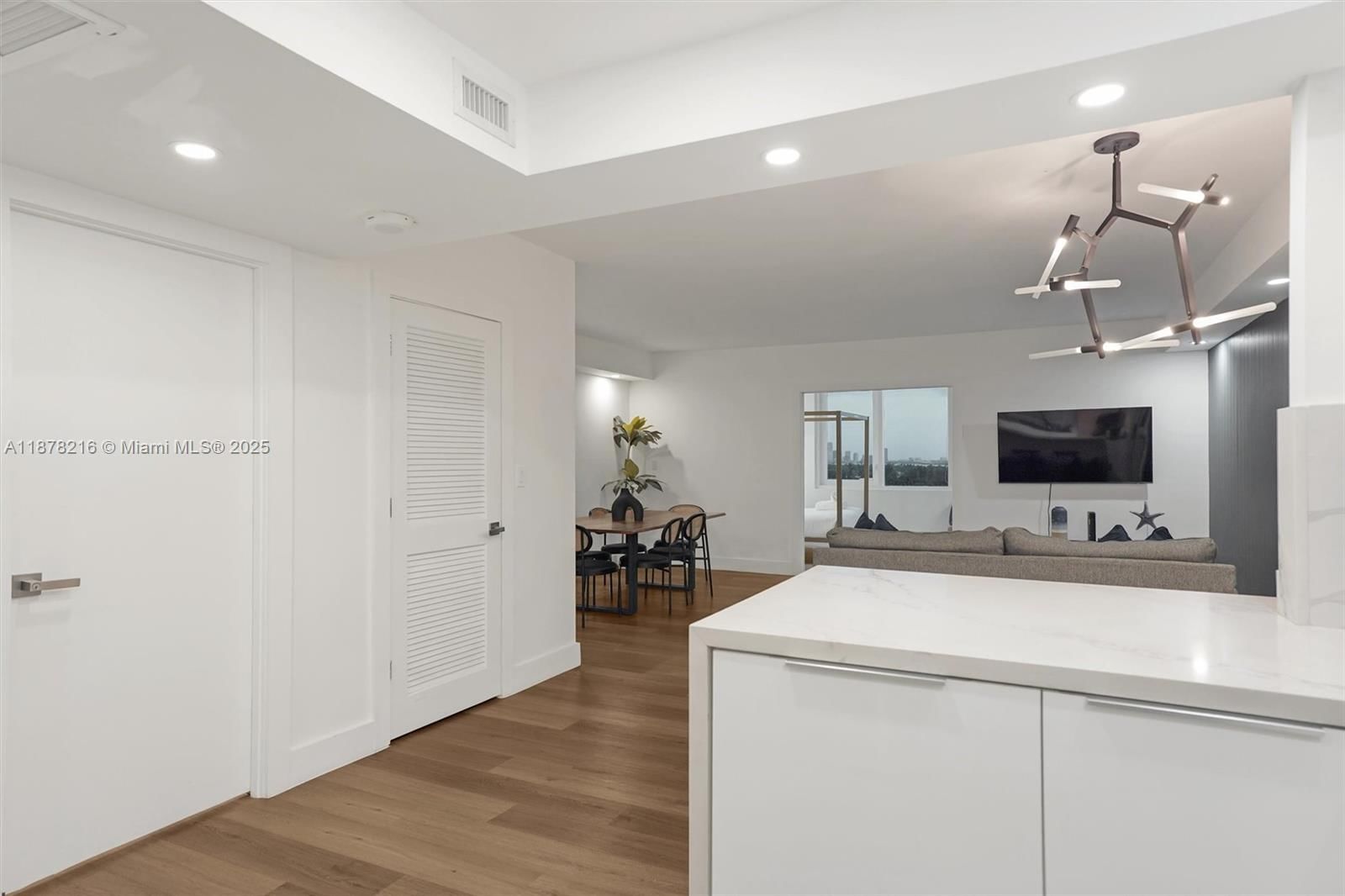 Real estate property located at 2301 Collins Ave #1135, Miami-dade, Roney Palace Condo, Miami Beach, FL