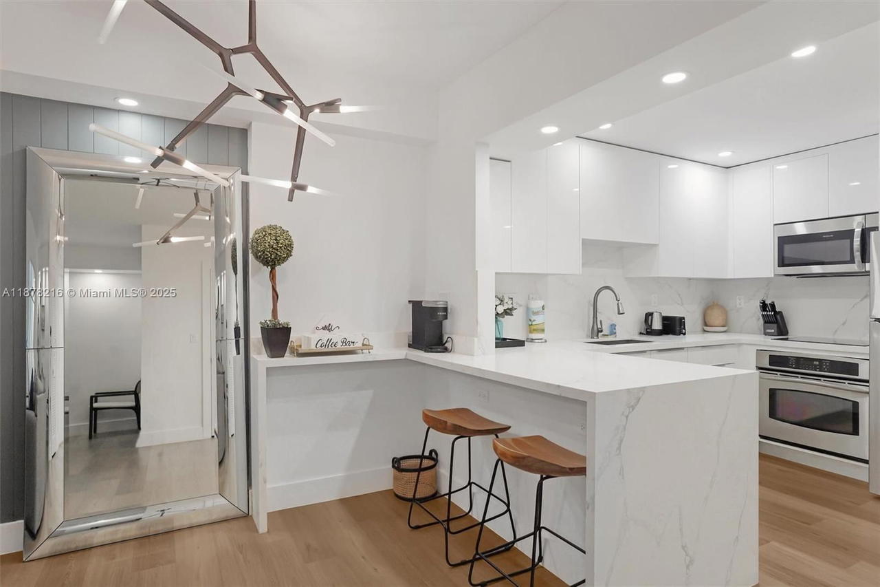 Real estate property located at 2301 Collins Ave #1135, Miami-dade, Roney Palace Condo, Miami Beach, FL