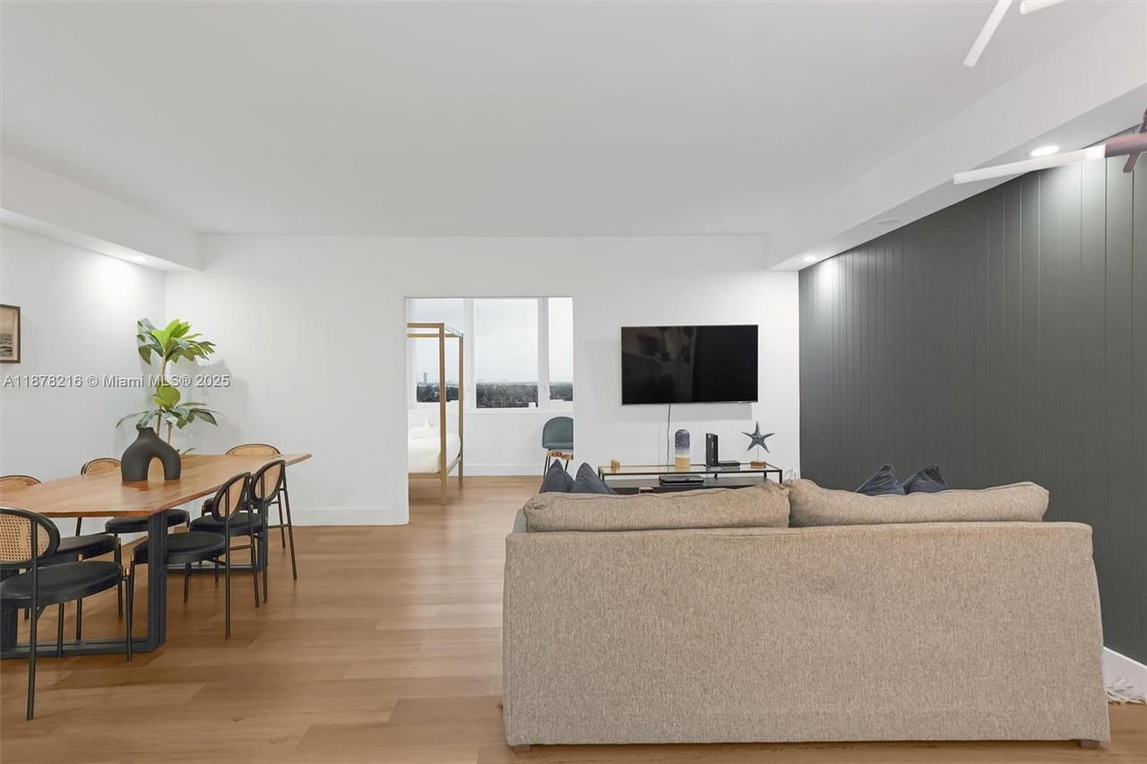 Real estate property located at 2301 Collins Ave #1135, Miami-dade, Roney Palace Condo, Miami Beach, FL