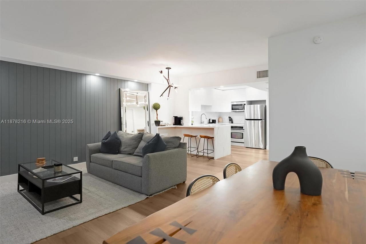 Real estate property located at 2301 Collins Ave #1135, Miami-dade, Roney Palace Condo, Miami Beach, FL