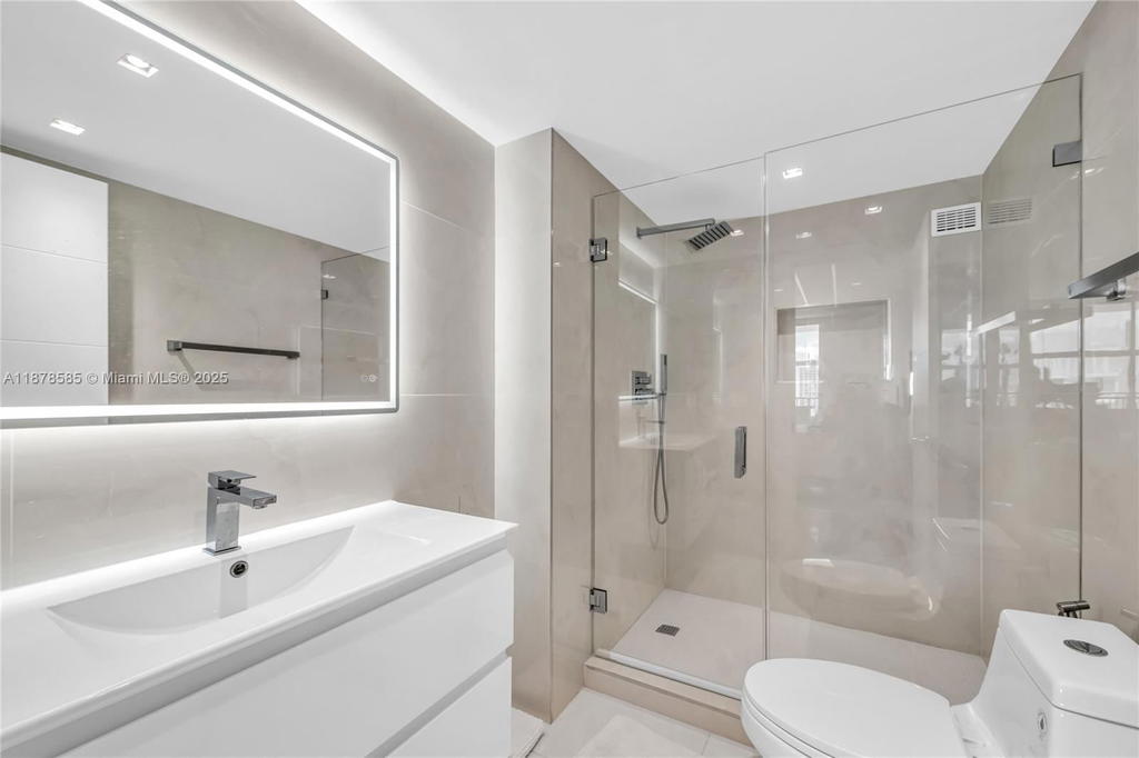 Real estate property located at 2201 Ocean Dr #2808, Broward, Quadomain Tower I And Iv, Hollywood, FL
