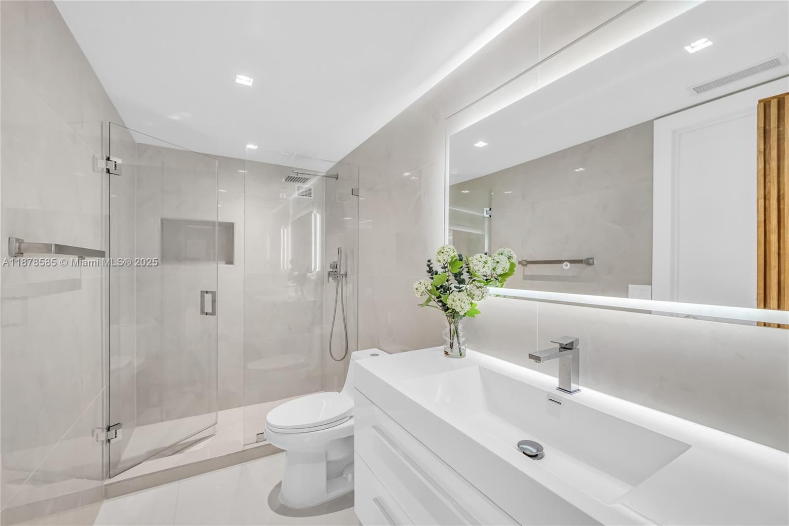 Real estate property located at 2201 Ocean Dr #2808, Broward, Quadomain Tower I And Iv, Hollywood, FL
