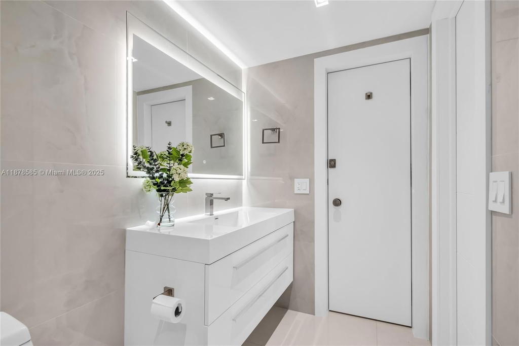Real estate property located at 2201 Ocean Dr #2808, Broward, Quadomain Tower I And Iv, Hollywood, FL