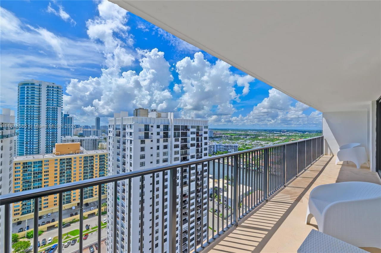 Real estate property located at 2201 Ocean Dr #2808, Broward, Quadomain Tower I And Iv, Hollywood, FL