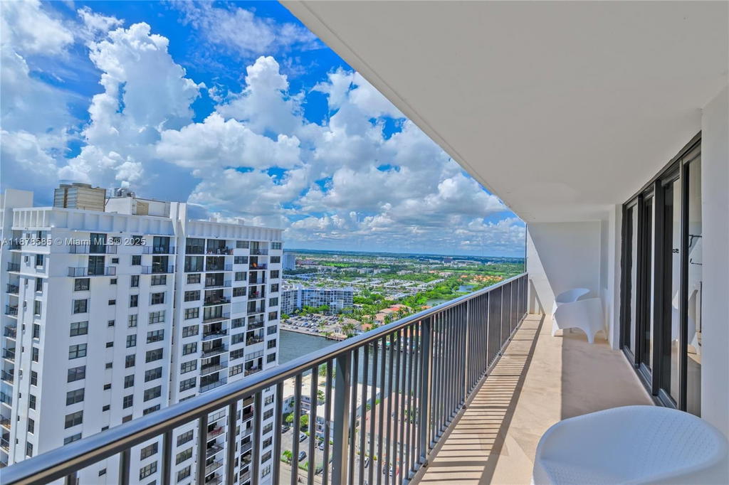 Real estate property located at 2201 Ocean Dr #2808, Broward, Quadomain Tower I And Iv, Hollywood, FL