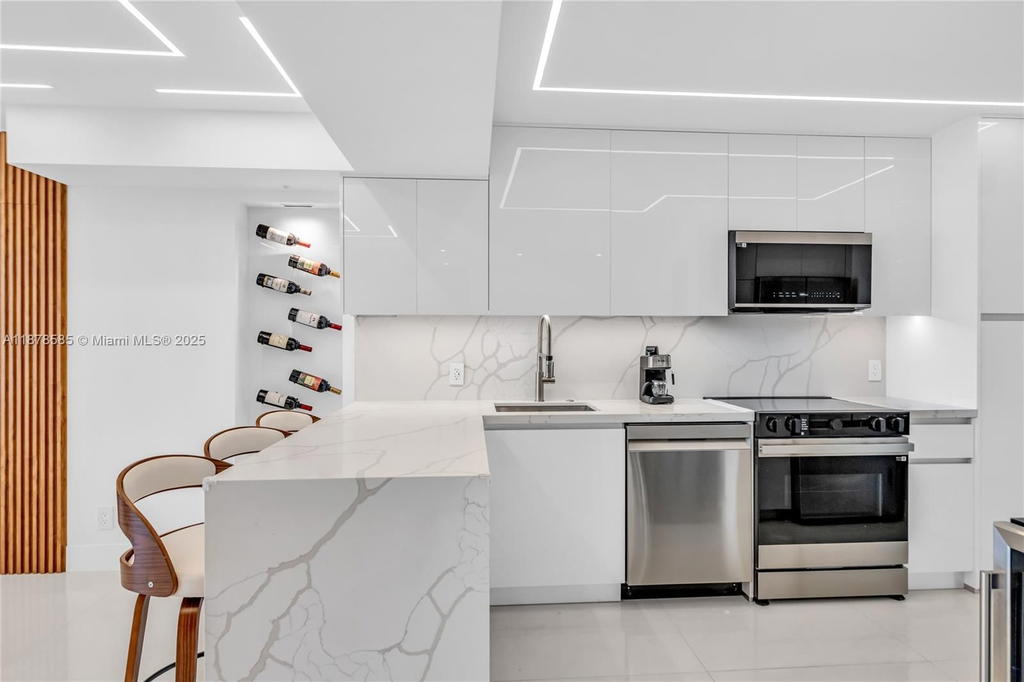 Real estate property located at 2201 Ocean Dr #2808, Broward, Quadomain Tower I And Iv, Hollywood, FL