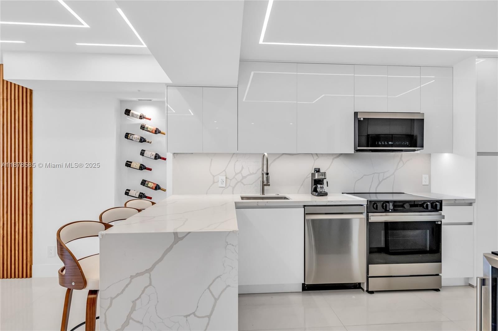 Real estate property located at 2201 Ocean Dr #2808, Broward, Quadomain Tower I And Iv, Hollywood, FL