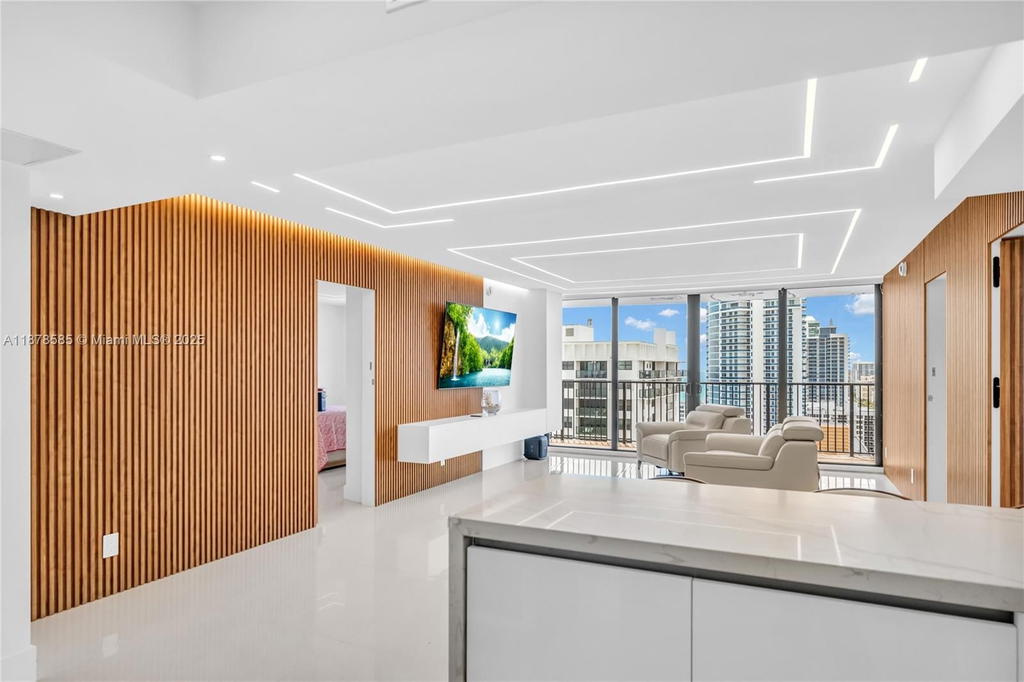 Real estate property located at 2201 Ocean Dr #2808, Broward, Quadomain Tower I And Iv, Hollywood, FL