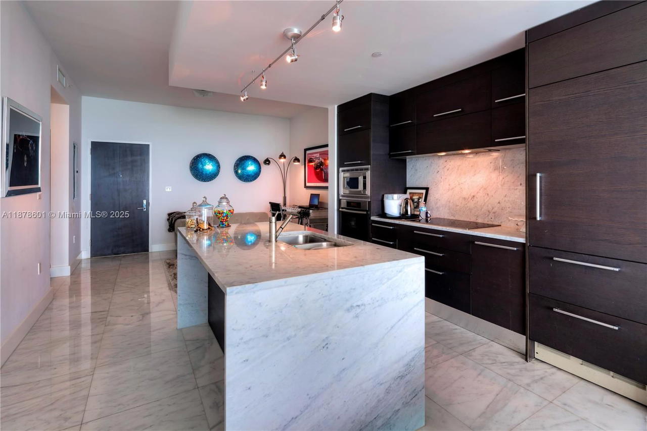 Real estate property located at 900 Biscayne Blvd #4003, Miami-dade, 900 Biscayne Bay Condo, Miami, FL