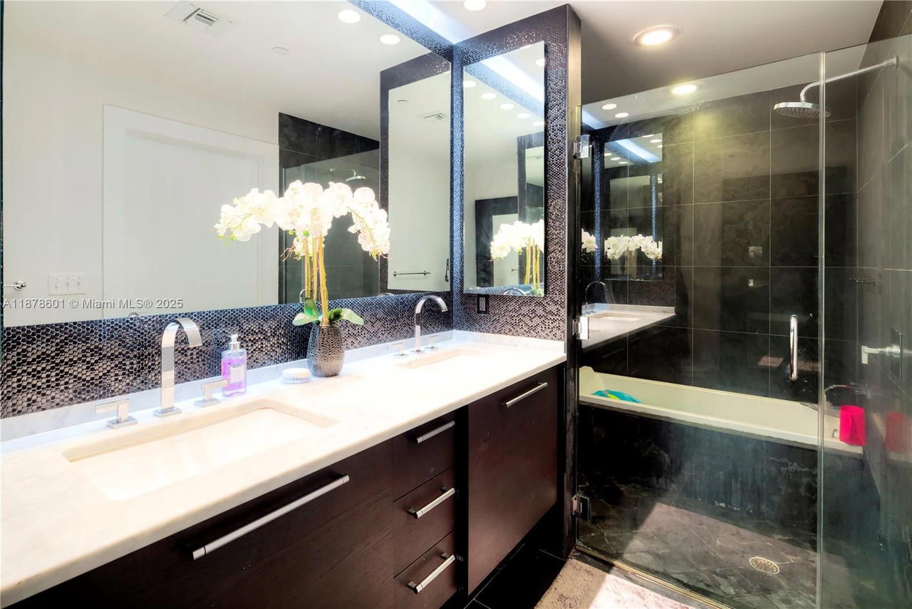 Real estate property located at 900 Biscayne Blvd #4003, Miami-dade, 900 Biscayne Bay Condo, Miami, FL
