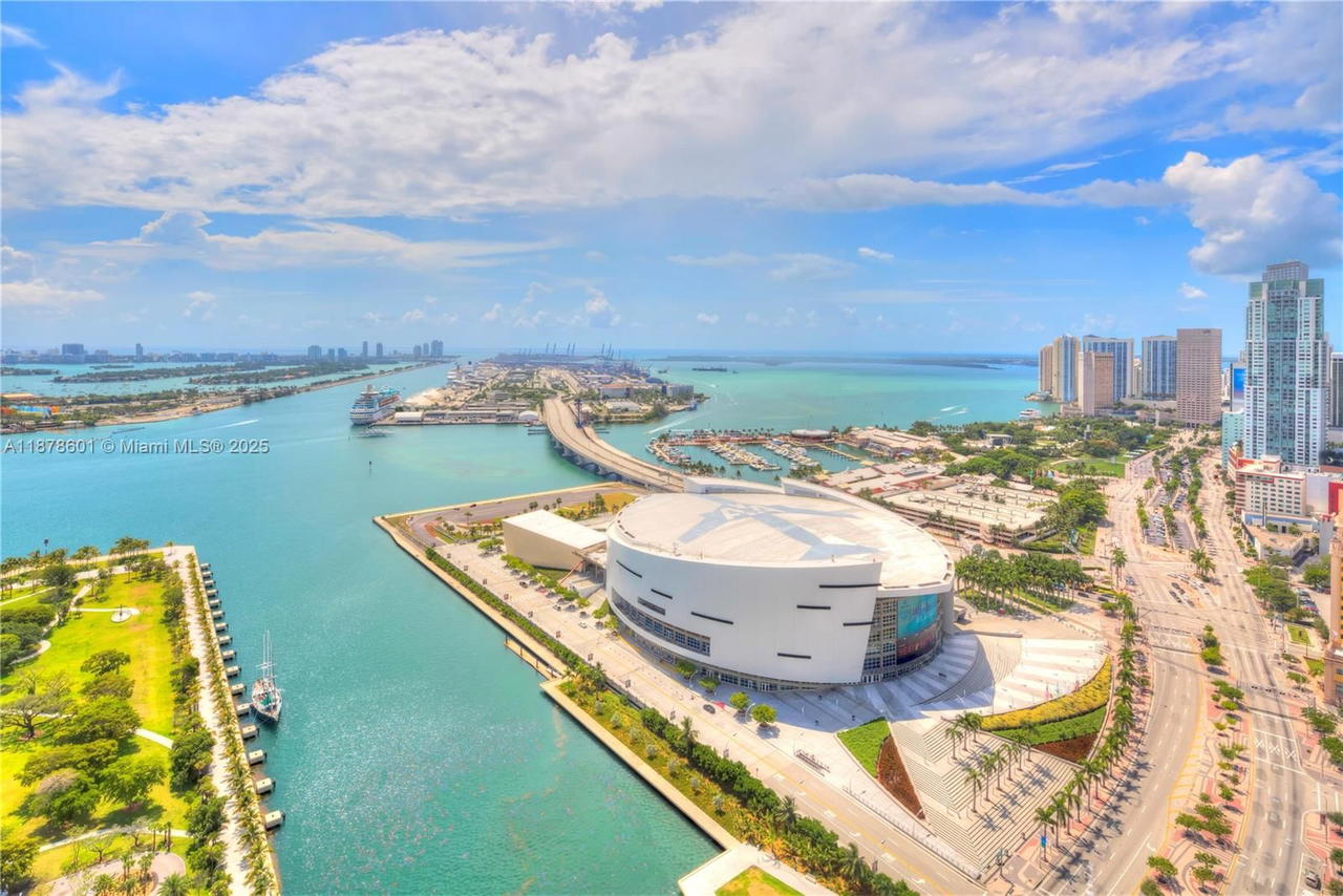 Real estate property located at 900 Biscayne Blvd #4003, Miami-dade, 900 Biscayne Bay Condo, Miami, FL