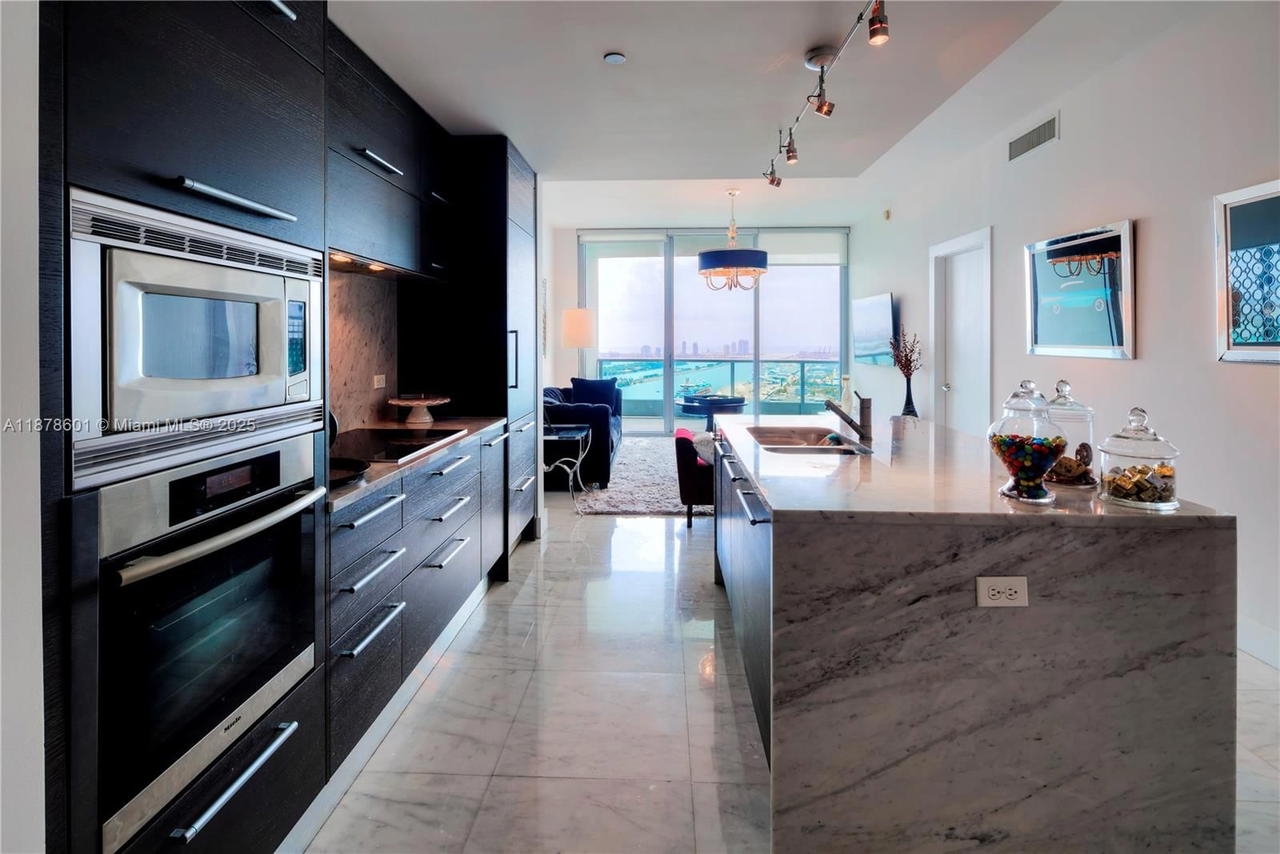 Real estate property located at 900 Biscayne Blvd #4003, Miami-dade, 900 Biscayne Bay Condo, Miami, FL